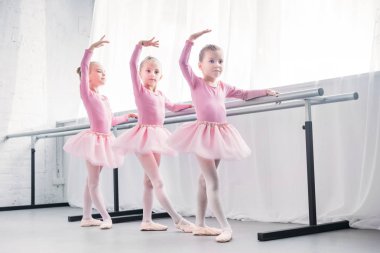 küçük çocuklarda çok güzel pembe tutu etek bale stüdyoda dans görünümünü tam uzunlukta 