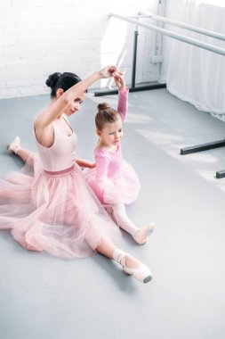 bale öğretmeni ve küçük öğrenci birlikte bale okulunda eğitim yüksek açılı görünüş