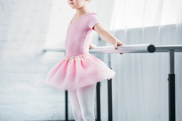 Обрезанный Снимок Ребенка Розовой Пачке Практикующего Балет Студии — Бесплатное стоковое фото