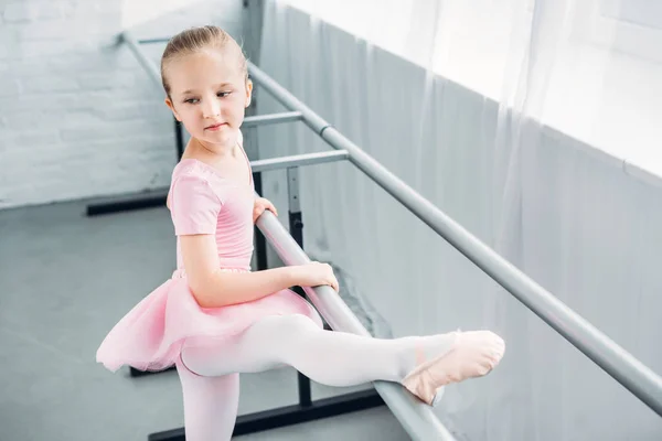 Schattig Kind Roze Tutu Rekken Oefenen Balletschool — Stockfoto