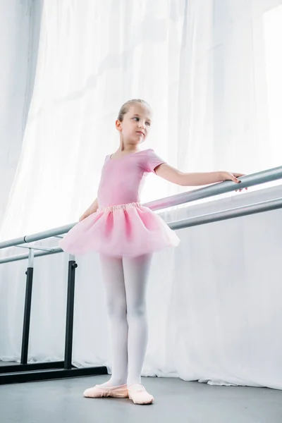 Низкий Угол Обзора Очаровательной Маленькой Балерины Розовой Пачке Практикующей Балетной — стоковое фото