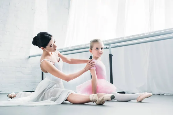 Adorable Pequeña Bailarina Tutú Rosa Sentada Estirándose Mientras Entrenaba Con — Foto de Stock