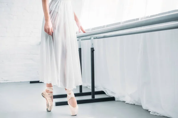 Обрезанный Снимок Элегантной Молодой Балерины Практикующей Балет Студии — стоковое фото