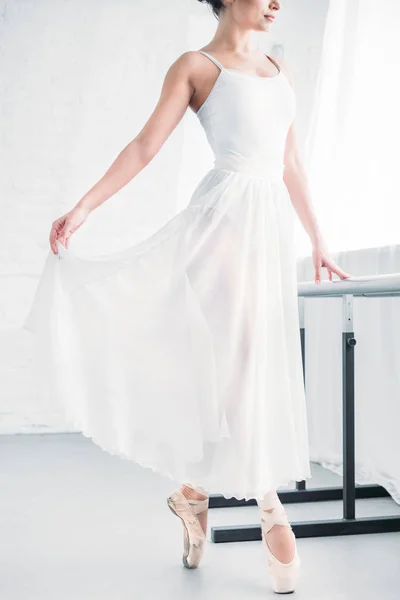 Обрезанный Снимок Элегантной Молодой Балерины Белом Платье Практикующей Балет Студии — стоковое фото