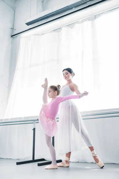 Low Angle View Young Ballet Teacher Training Child Stretching Ballet — Stock Photo, Image