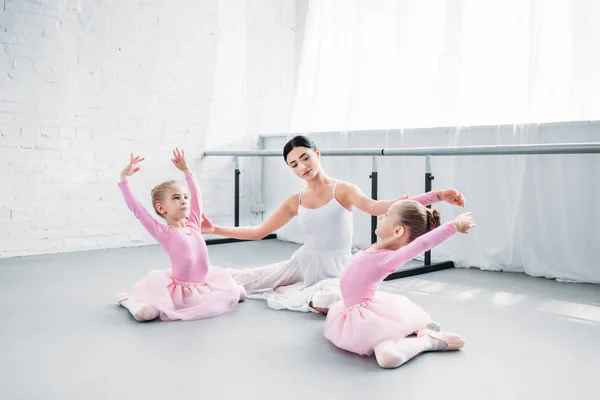 Guru Balet Dengan Anak Anak Rok Tutu Duduk Dan Meregang — Stok Foto