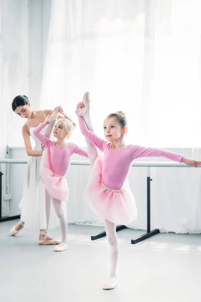 Profesor Ballet Haciendo Ejercicio Con Pequeños Bailarines Escuela Ballet —  Fotos de Stock