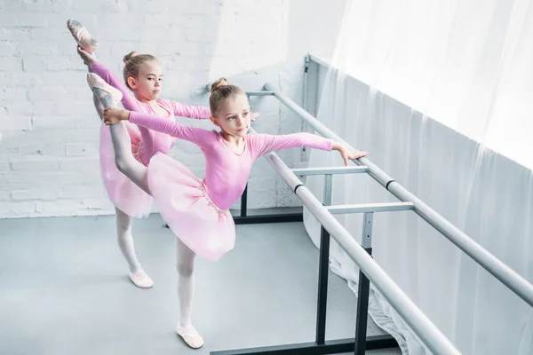 Vista Ángulo Alto Pequeños Bailarines Ballet Lindo Estiramiento Escuela Ballet — Foto de Stock