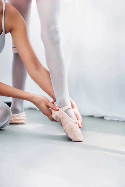 Ritagliato Colpo Donna Che Esercita Con Piccola Ballerina Scarpe Punta — Foto Stock