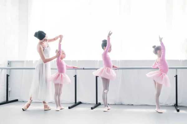 Vista Lateral Del Profesor Ballet Haciendo Ejercicio Con Niños Escuela — Foto de Stock