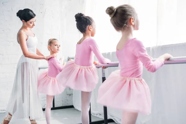 Lindos Niños Pequeños Faldas Tutú Haciendo Ejercicio Con Profesor Escuela —  Fotos de Stock