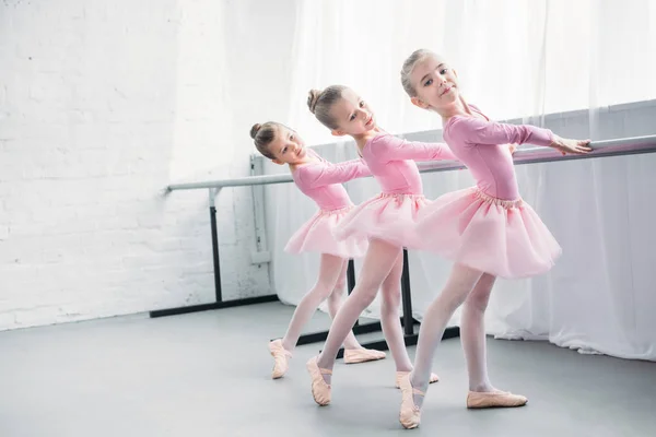 Anmutig Elegante Kleine Ballerinen Beim Gemeinsamen Üben Ballettstudio — Stockfoto