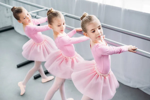 Vysoký Úhel Pohled Elegantní Malé Baletky Tanec Baletní Škole — Stock fotografie