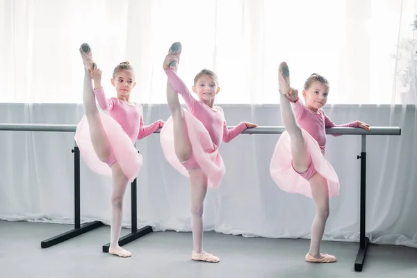 Lindos Pequenos Bailarinos Ballet Exercitando Olhando Para Câmera Escola Balé — Fotografia de Stock