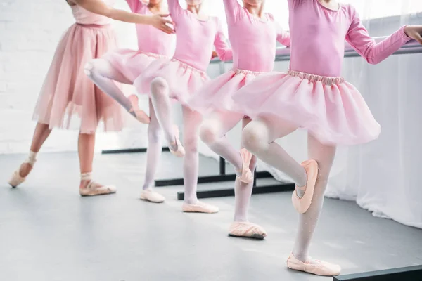 Tiro Recortado Crianças Saias Tutu Rosa Praticando Balé Com Professor — Fotografia de Stock