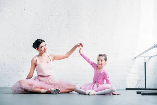 Красивые Взрослые Маленькие Балерины Розовых Юбочках Балетной Студии Сидят Улыбаются — стоковое фото