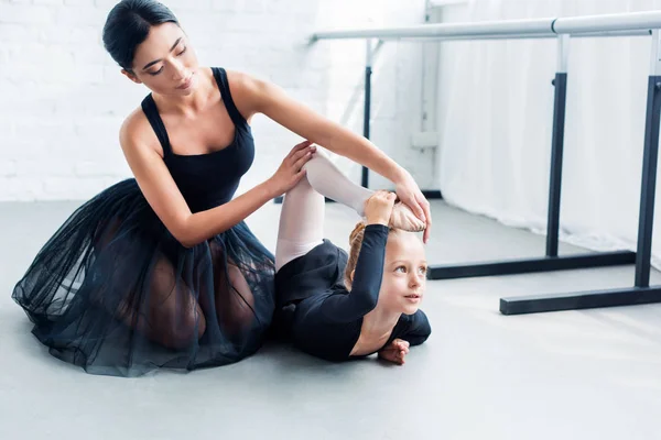 Junge Ballettlehrerin Und Süße Kleine Schülerin Üben Gemeinsam Ballettschule — Stockfoto