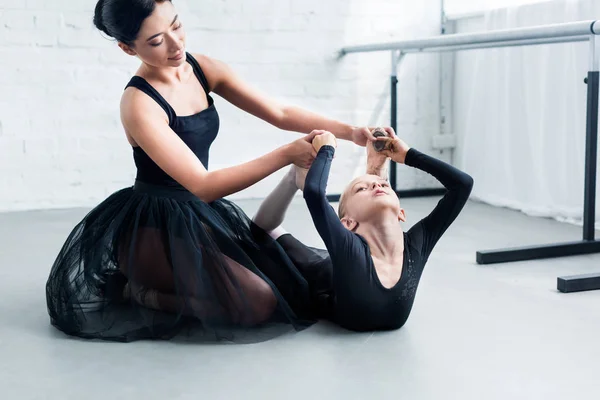 Junge Ballettlehrerin Bildet Entzückendes Flexibles Kind Ballettschule Aus — Stockfoto