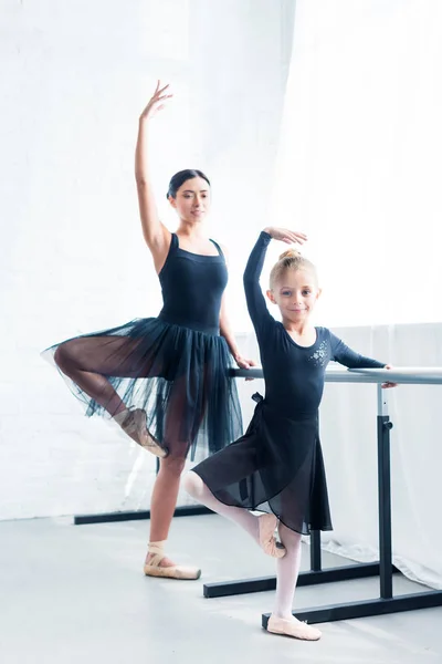 Hermosa Joven Profesor Ballet Lindo Pequeño Estudiante Bailando Juntos Estudio —  Fotos de Stock