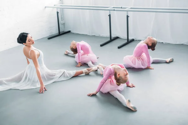 Adorables Bailarinas Maestras Jóvenes Estirándose Ejercitándose Juntas Escuela Ballet — Foto de Stock