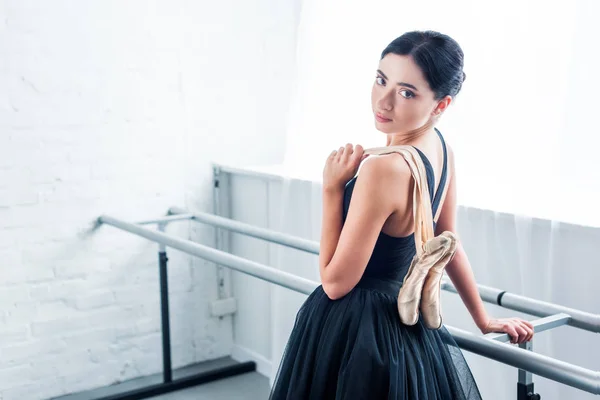 Bela Jovem Bailarina Segurando Sapatos Pointe Olhando Para Câmera — Fotografia de Stock