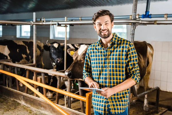 Krásný Usměvavý Farmář Stojící Tabletem Stáji — Stock fotografie