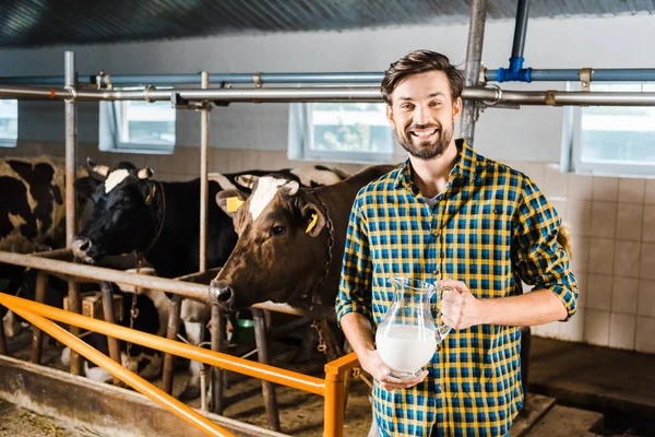 Schöner Bauer Mit Milchkrug Stall Und Blick Die Kamera — Stockfoto