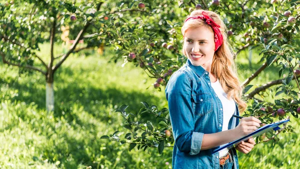 Granjero Sonriente Sosteniendo Portapapeles Huerto Manzanas Granja Mirando Hacia Otro — Foto de Stock