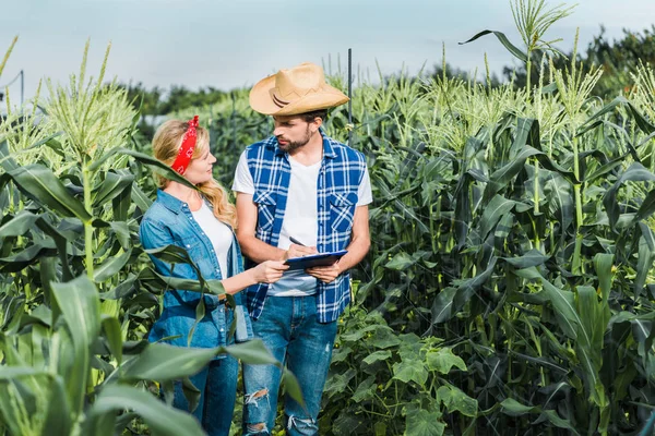 Pareja Ganaderos Comprobando Cosecha Con Portapapeles Campo Granja — Foto de Stock