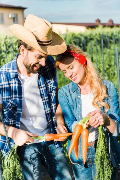 Coppia Sorridente Agricoltori Che Tengono Carote Biologiche Campo Presso Azienda — Foto Stock