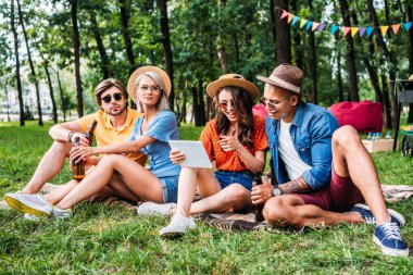 bira ve yaz Park'ta dinlenme tablo Interracial arkadaş
