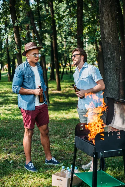 Przyjaciele Wieloetnicznym Piwa Rozmowy Pobliżu Grill Parku — Zdjęcie stockowe