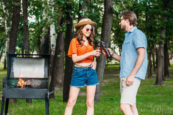 Giovane Coppia Occhiali Sole Clinking Bottiglie Birra Durante Bbq Nel — Foto Stock