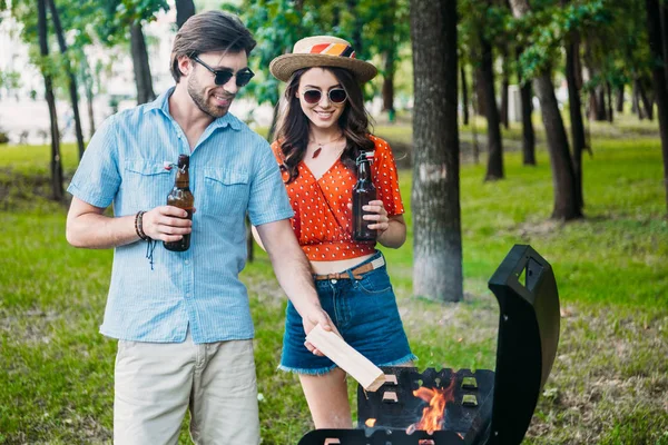 Smiling Couple Sunglasses Beer Setting Fire Grill Together — Stock Photo, Image