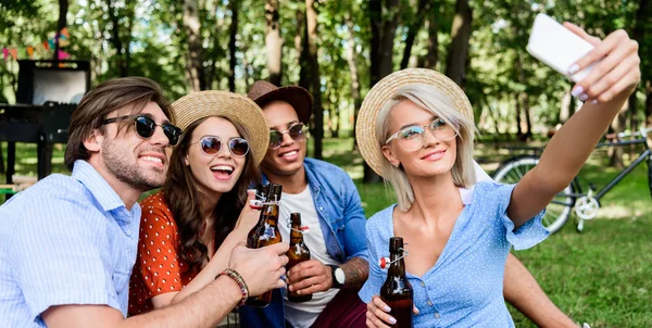 Amigos Multiculturales Sonrientes Con Cerveza Tomando Selfie Teléfono Inteligente Mientras —  Fotos de Stock