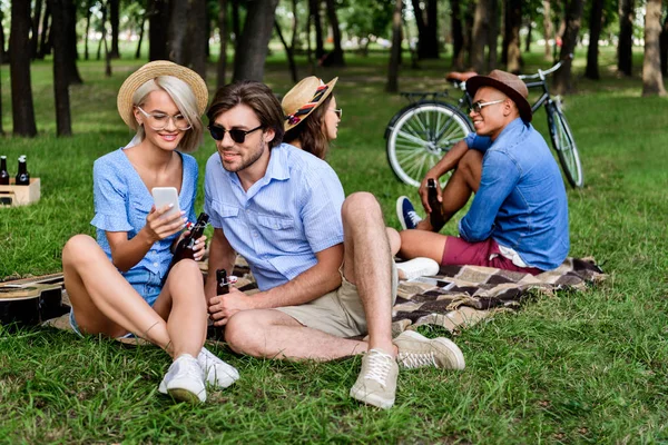 Pár Használ Smartphone Barátaival Többnemzetiségű Közeli Által Során Piknik Parkban — Stock Fotó