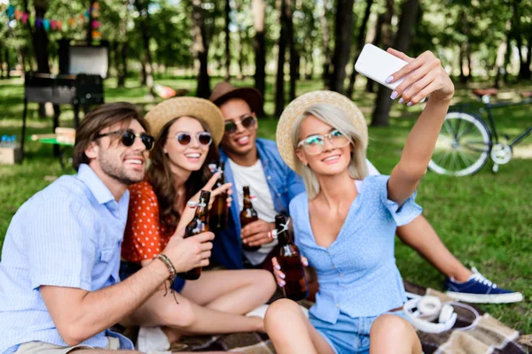Selfie Yaz Park Dinlenme Süre Smartphone Alarak Bira Ile Gülümseyen — Stok fotoğraf