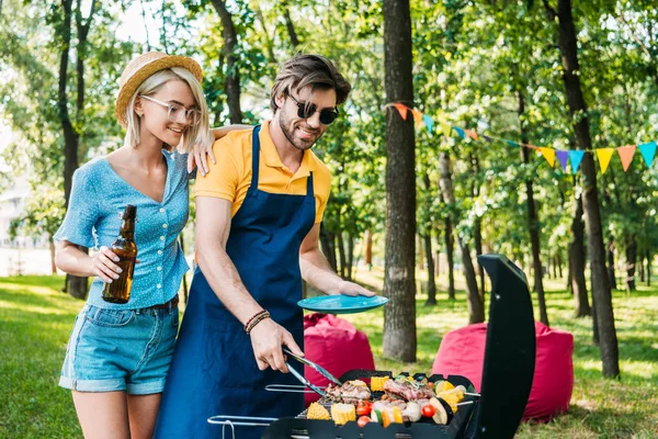 Portret Cuplu Vesel Având Grătar Parc Vară — Fotografie, imagine de stoc