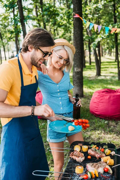 Vue Latérale Couple Joyeux Ayant Barbecue Dans Parc Été — Photo
