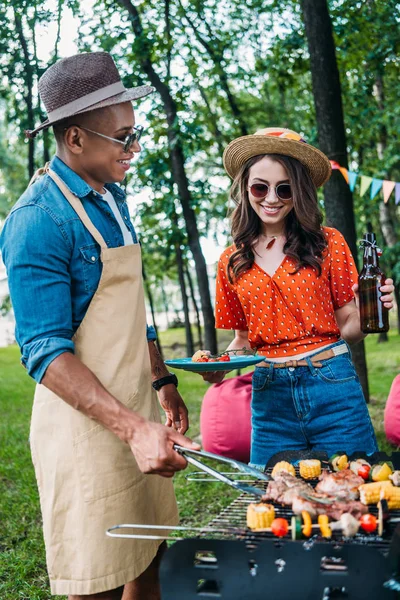 Smiling Woman Beer Looking African American Boyfriend Cooking Food Grill — Stock Photo, Image