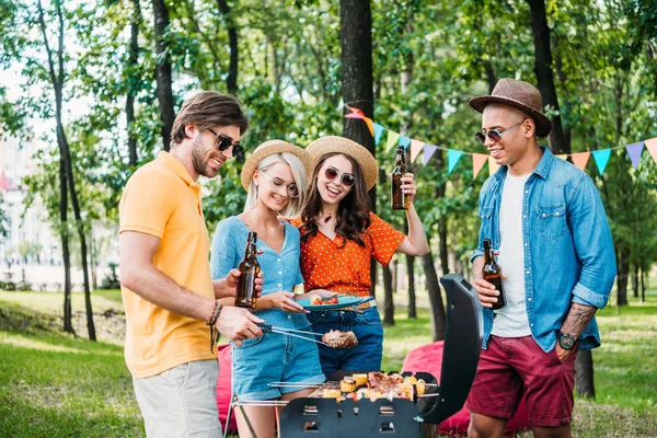 Portrait Jeunes Amis Multiethniques Faisant Barbecue Dans Parc Été — Photo