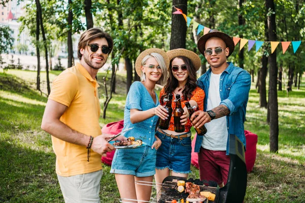 Portrait Jeunes Amis Multiethniques Faisant Barbecue Dans Parc Été — Photo