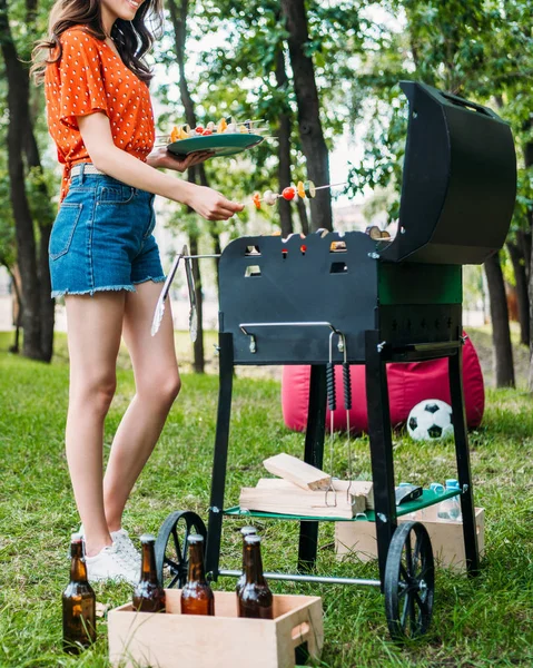 Vue Partielle Femme Prenant Des Légumes Gril Dans Parc — Photo gratuite