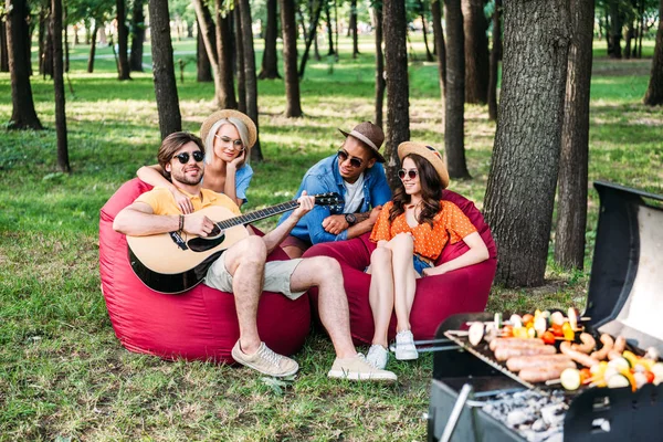 Interrazziale Giovani Amici Con Chitarra Avendo Barbecue Nel Parco Giorno — Foto Stock