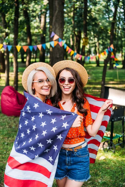 Portrét Šťastné Ženy Americkou Vlajkou Parku — Stock fotografie