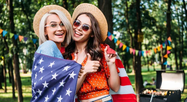 Retrato Mujeres Felices Con Bandera Americana Parque —  Fotos de Stock