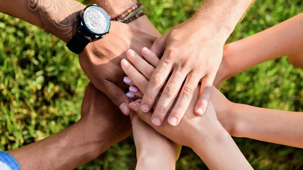 Beskuren Bild Mångrasliga Vänner Håller Händerna Ihop — Stockfoto