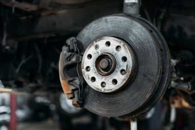 Araba tekerlek mekanik dükkanda olmadan yakın çekim