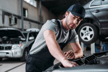 Araba tamir dükkanında çalışan profesyonel otomatik mekanik