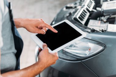 Dijital tablet oto tamircisi kullanma işçi kırpılmış görünümü